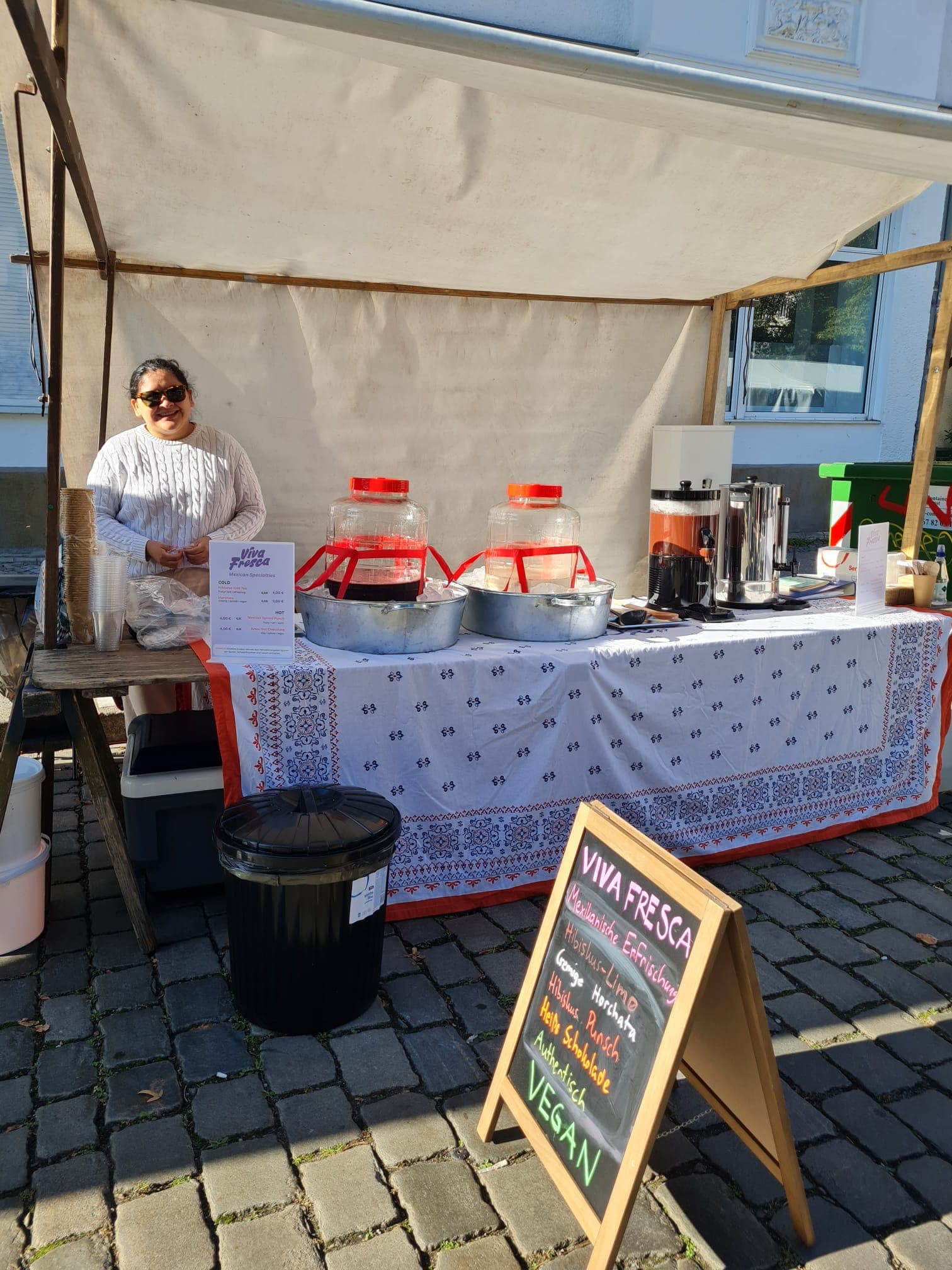 Brenda an ihrem Viva-Fresca-Stand auf einem Berliner Markt, neben den Aguas Frescas